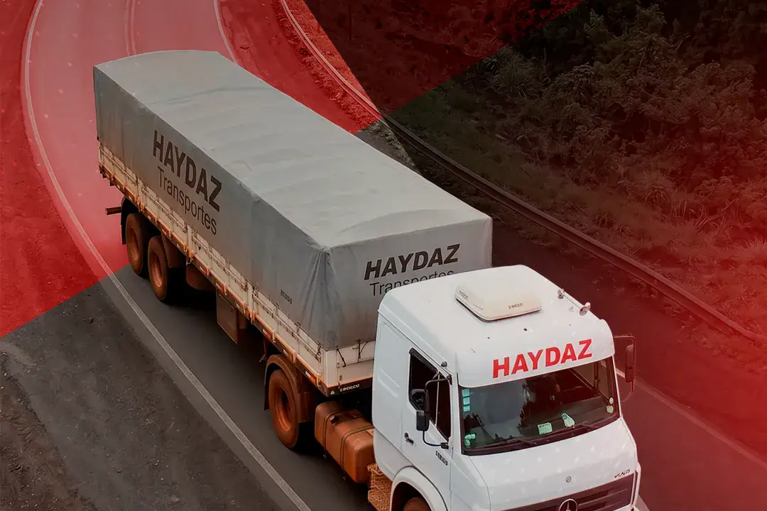 Camión de Haydaz con lona en la ruta